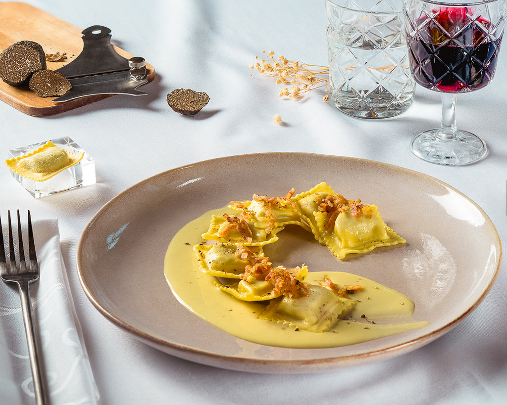 Ravioli di patate e tartufo con salsa alla carbonara e guanciale croccante.