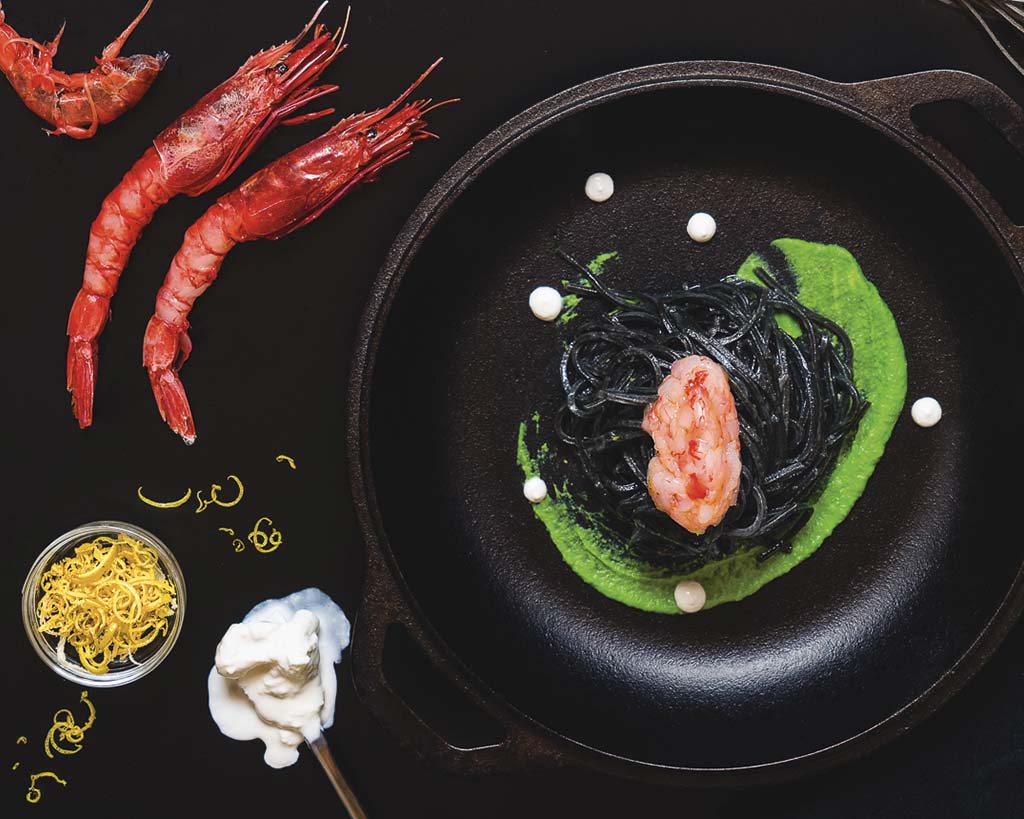 Tagliolino al nero di seppia con vellutata di piselli, stracciatella e tartare di gamberi rossi.