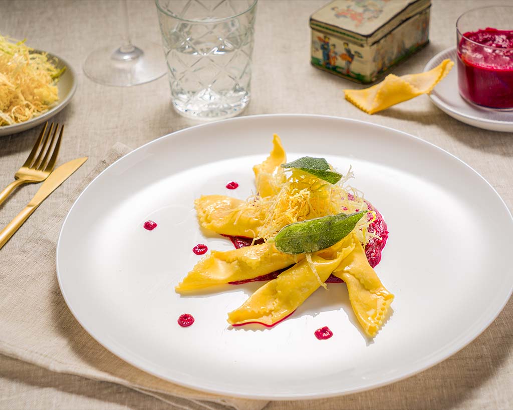 Fazzoletti con zucca alla mantovana su vellutata di barbabietole, salvia e paglia di porro fritta.